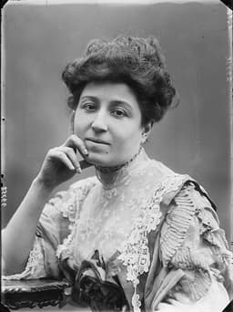 Bella Starace Sainati
